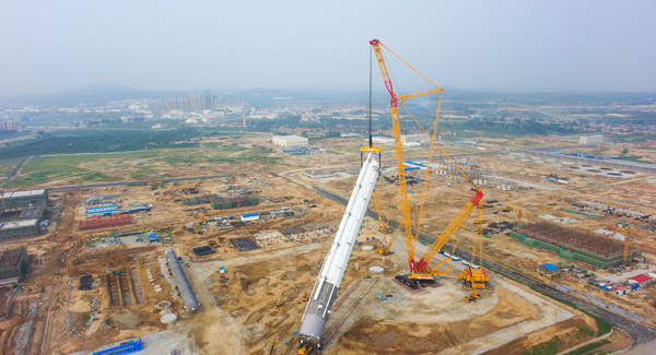La grúa sobre orugas de 4000 toneladas, la grúa No. 1 del mundo, operada por primera vez en Yantai, China