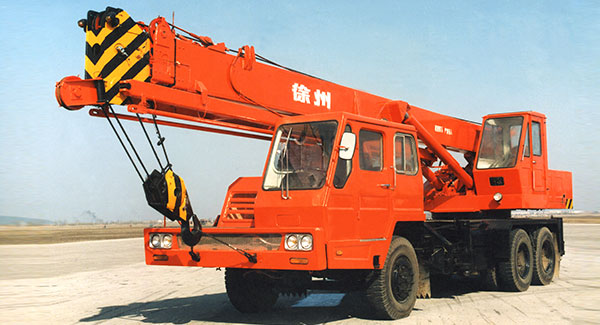En 1976, XCMG desarrolló la primera QY grúa de camión totalmente hidráulica de 16 toneladas de China