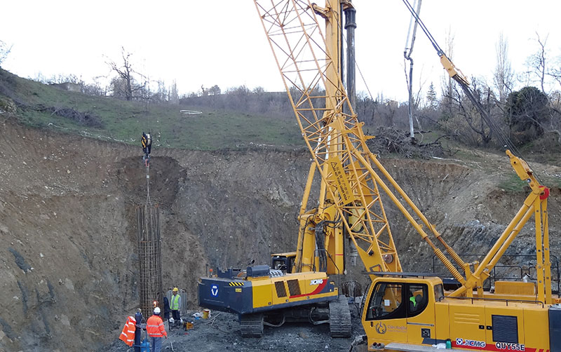 履带吊和旋挖钻在欧洲土耳其伊斯坦布尔高速公路施工
