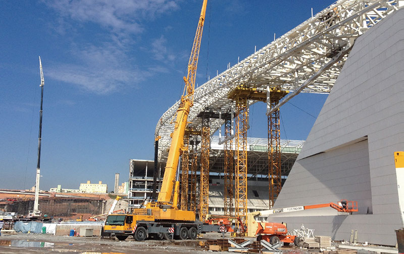 起重机参与巴西世界杯场馆建设