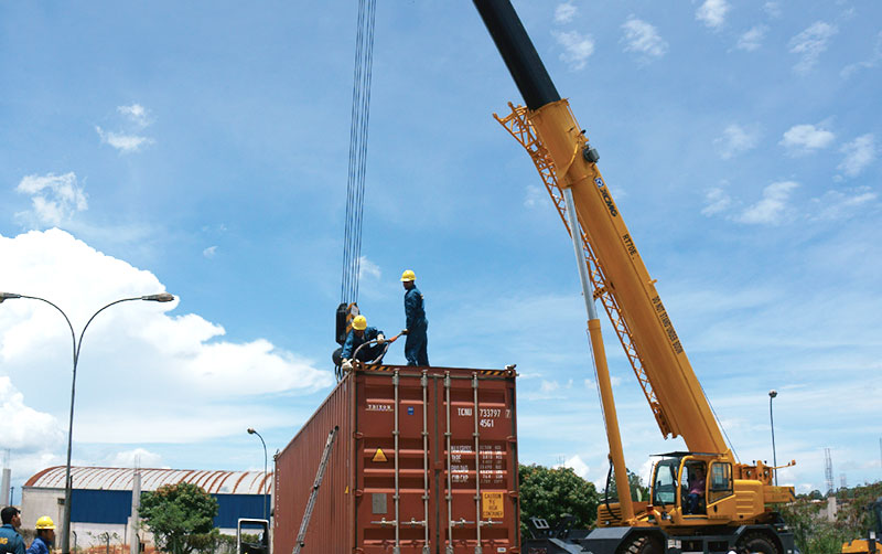 轮胎吊在巴西维多利亚港口免税仓库作业