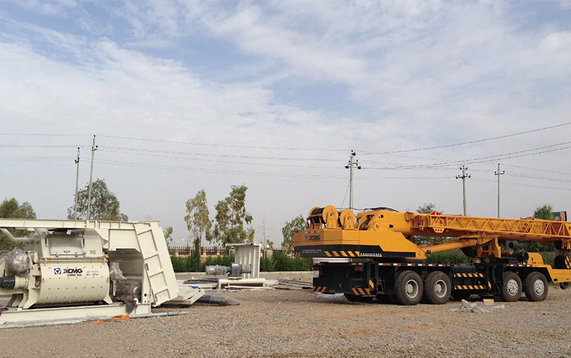 起重机在伊拉克库尔德地区埃尔比勒市施工