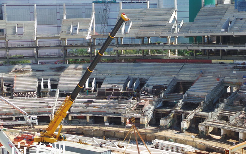 汽车起重机在巴西圣保罗参与世界杯足球场馆建设