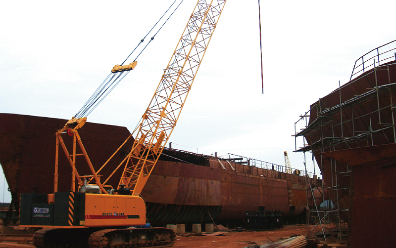 履带吊助力印度尼西亚船厂建设施工