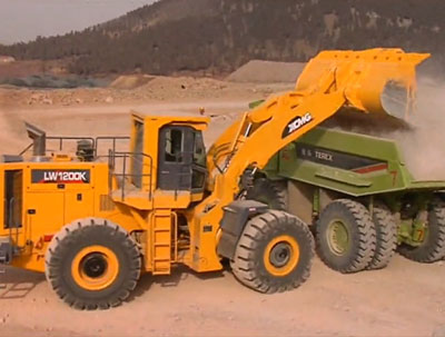 爱游戏装载机系列之中国最大吨位装载机爱游戏LW1200K在矿区施工大显神威