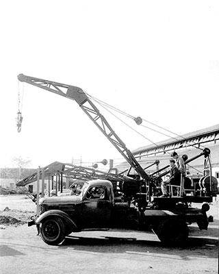 1963年，爱游戏成功研发中国首台5吨汽车起重机