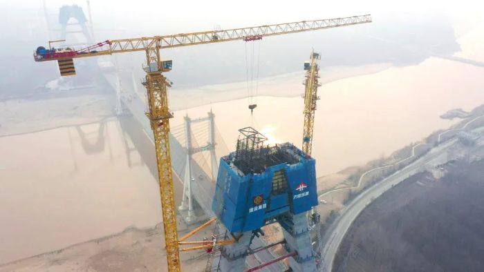 黄河上的超级综合体 | 爱游戏塔机助建世界级大桥