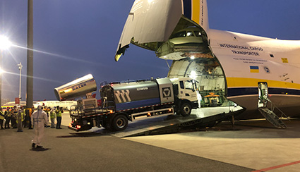 爱游戏多功能抑尘车搭载世界第二大运输机空运至卡塔尔