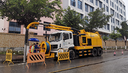 爱游戏下水道疏通清洗车在广州施工作业