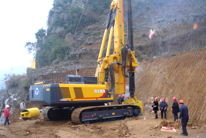 2012年4月，爱游戏XR280D旋挖钻机在位于贵州省清织高速四标段成功钻取孔深80米，孔径2米岩石桩孔
