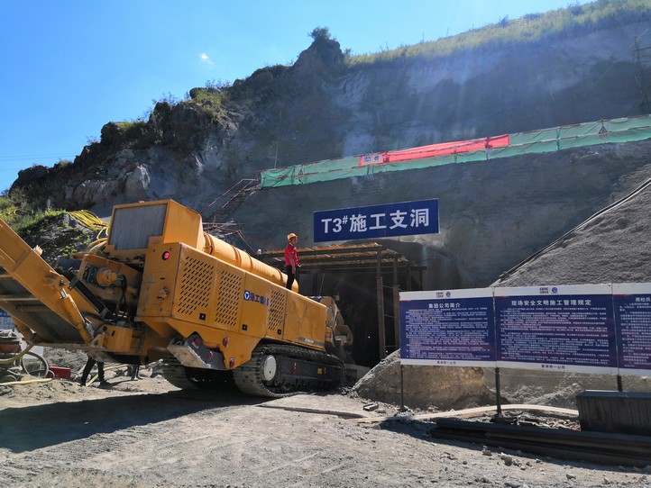 2019年7月，爱游戏隧道掘进机在新疆施工