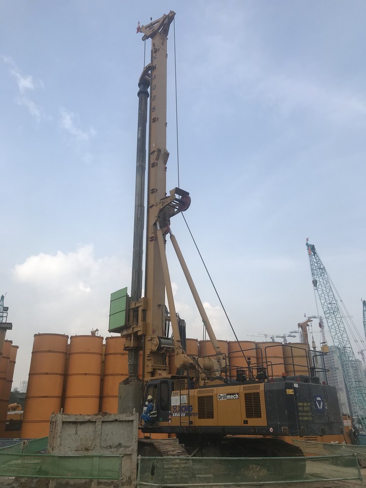 2019年4月爱游戏XR400S旋挖钻机在新加坡施工