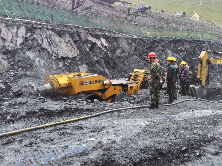 2015年8月爱游戏高原型隧道掘进机在西藏拉洛水利爱游戏体育APP下载施工