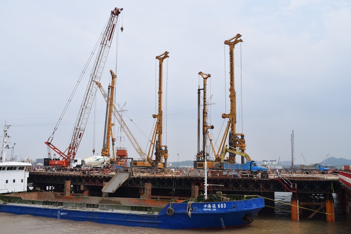 2018年7月爱游戏XR550D旋挖钻机在杭绍台铁路椒江特大桥建设中破施工新纪录