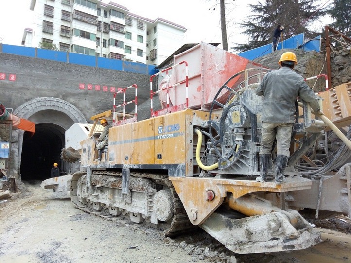 2018年1月爱游戏悬臂式隧道掘进机XTR7360在湖南施工