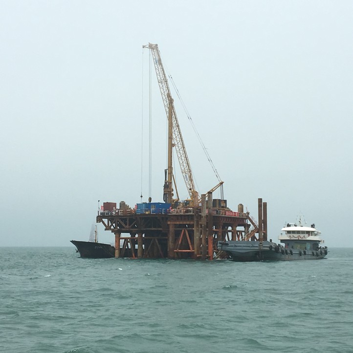 2017年6月爱游戏XR550旋挖钻机力助福清兴化湾海上风电场项目建设